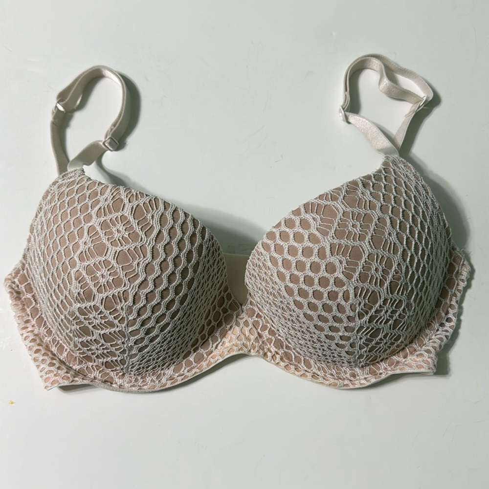 Victoria’s Secret Very Sexy Lightly Lined Plunge White and tan bra 32 DD